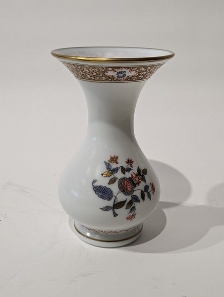 VASE balustre à col évasé en opaline à décor...