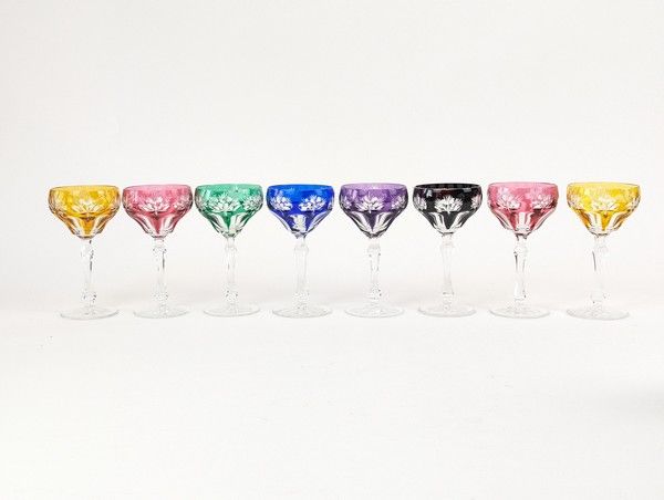 HUIT VERRES à pied en cristal taillé et teinté...