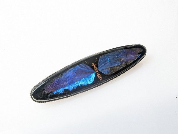 BROCHE en argent (925) à décor d'un papillon...