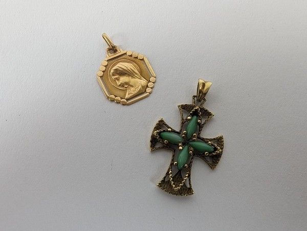 DEUX PENDENTIFS en or (750), une médaille...