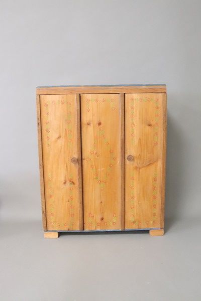 ARMOIRE DE POUPÉE en bois blanc ouvrant à...