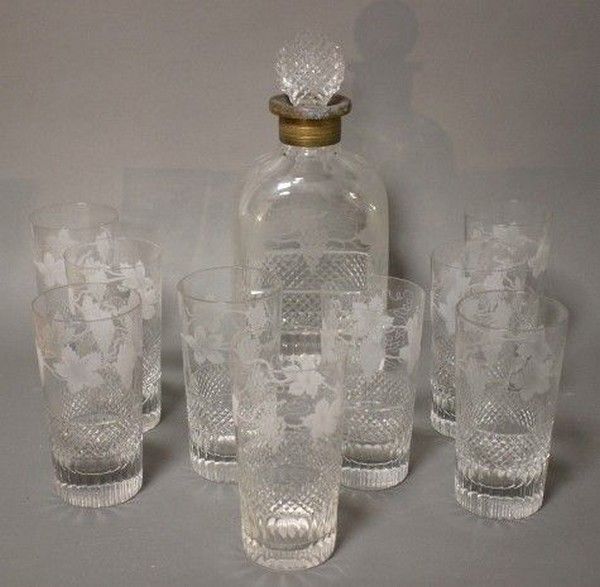 CARAFE et CINQ VERRES en cristal moulé, taillé...
