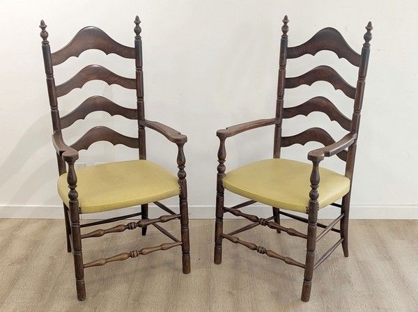 PAIRE DE FAUTEUILS de style rustique en hêtre...