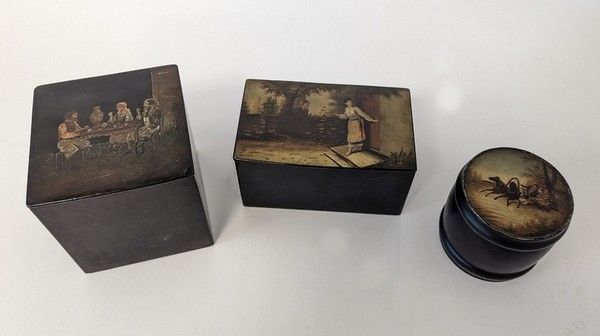 TROIS BOÎTES en papier mâché laqué noir,...