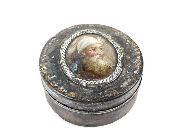 PETITE BOÎTE ronde en écaille laqué à décor...