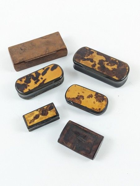 SIX TABATIERES rectangulaires en corne, l'une...