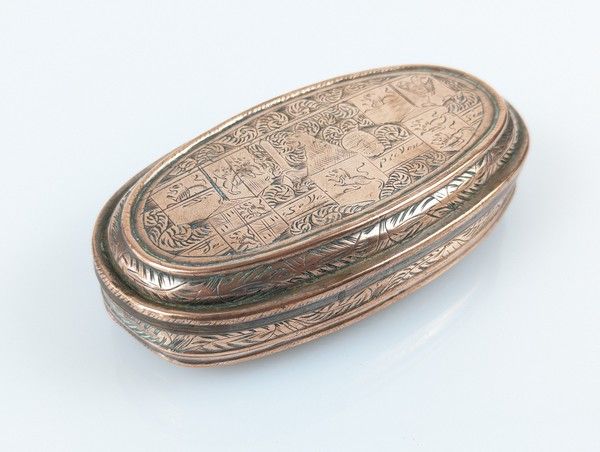 BOÎTE TABATIERE ovale en cuivre à décor gravé...
