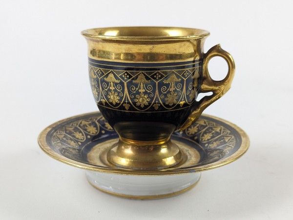 TASSE ET SOUS-TASSE en porcelaine émaillée...
