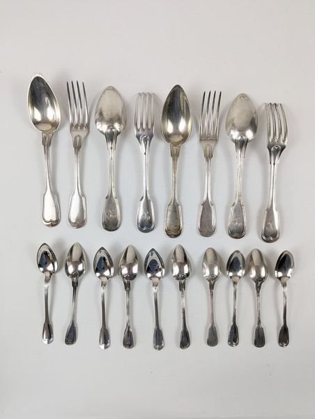 QUATRE COUVERTS en argent, modèle à filets...