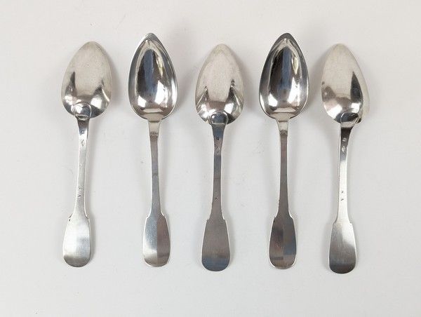 CINQ CUILLERES en argent, modèle uni-plat....