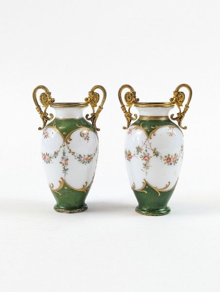 PAIRE DE PETITS VASES balustres en verre...