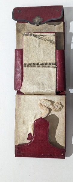 PETIT PORTE-FEUILLE CARNET DE BAL en maroquin...