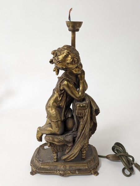 LAMPE en métal doré représentant une jeune...