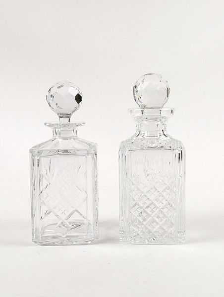DEUX CARAFES A WHISKY en cristal taillé....