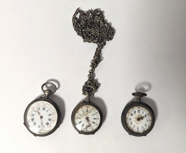 TROIS MONTRES DE COL et UNE CHAÎNE de montre...