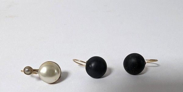 TROIS PETITES BOUCLES D'OREILLE en or jaune...