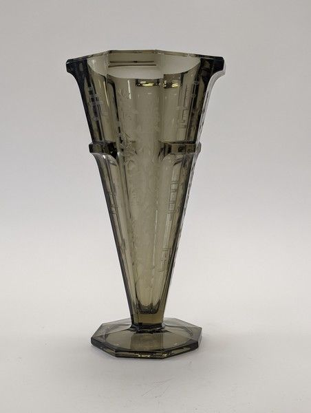 VASE CORNET à pans en verre moulé pressé...