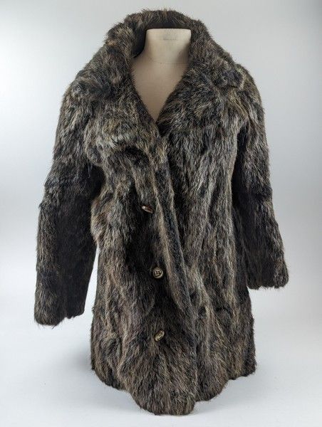 MANTEAU en fourrure brun foncé, à col et...