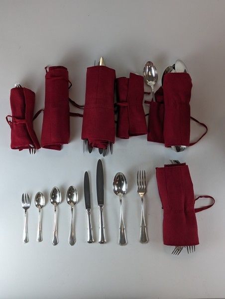 MENAGERE en métal argenté, modèle à filets...