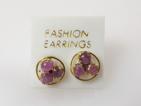 PAIRE DE CLOUS D'OREILLES en métal doré sertis...