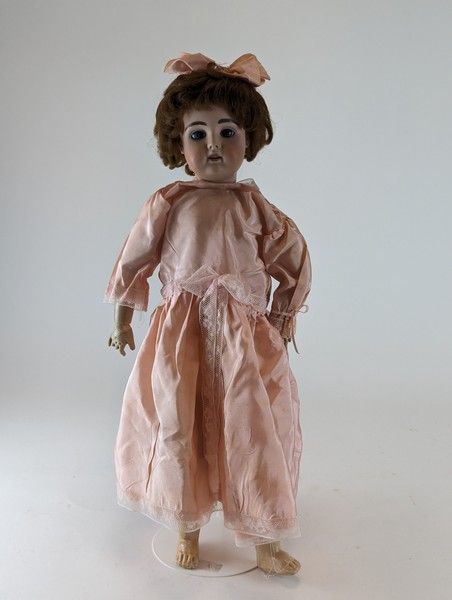 POUPÉE taille 12, à tête en porcelaine marquée...