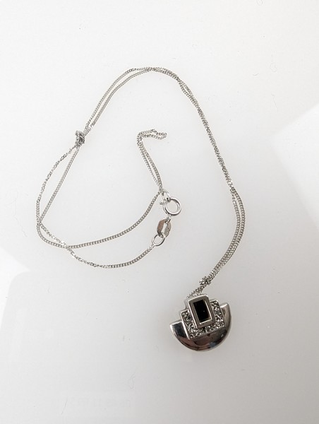 PENDENTIF en argent (800) serti d’une pierre...