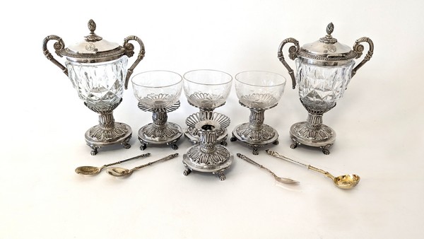 PAIRE DE MOUTARDIERS ET QUATRE SALERONS à...