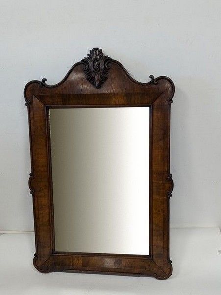 MIROIR rectangulaire dans un cadre en noyer...