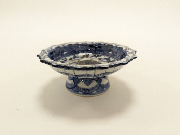CENDRIER sur talon en porcelaine émaillée...