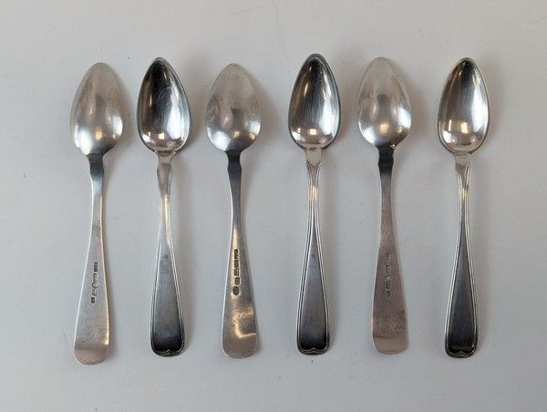 SIX PETITES CUILLERES en argent, modèle à...