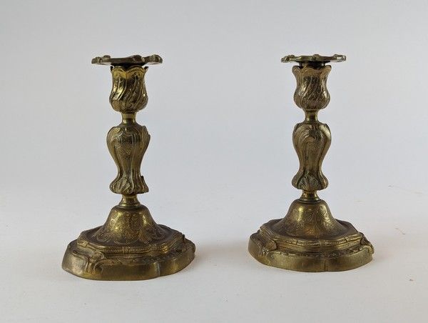 PAIRE DE PETITS FLAMBEAUX dit de toilette,...
