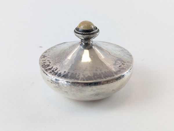 PETITE BOÎTE couverte en argent martelé (925),...