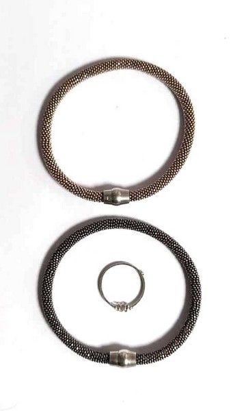 DEUX BRACELETS souples à lien perlé en argent...