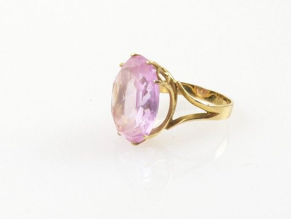 BAGUE en or (750) ornée d'une pierre rose...
