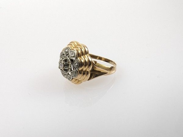 BAGUE en or (750) à châton chantourné et...