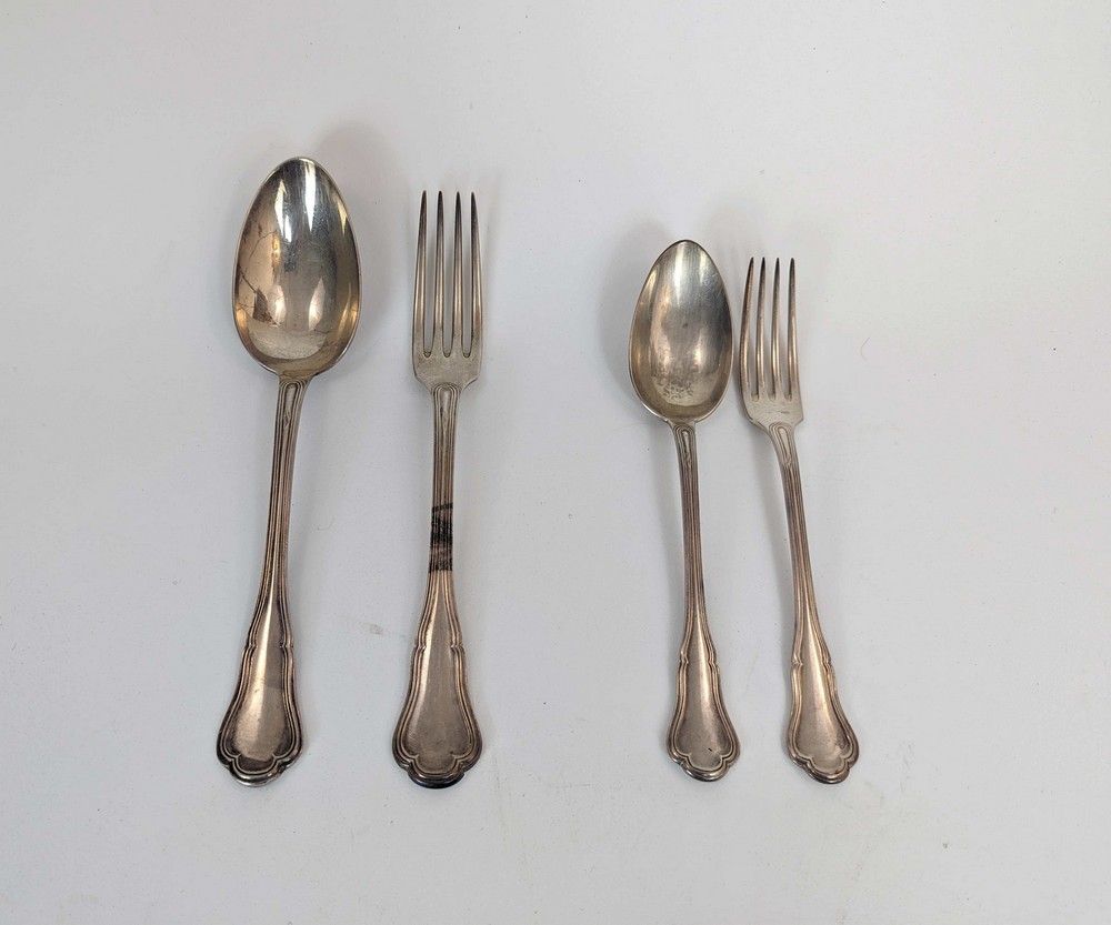 MÉNAGÈRE en argent (950) modèle à filets...