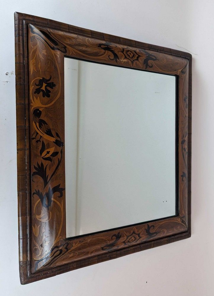 MIROIR rectangulaire dans un cadre en bois...