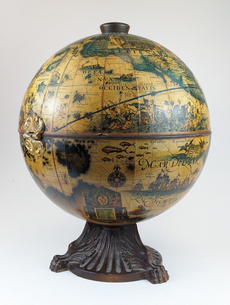 GLOBE TERRESTRE formant meuble-bar reposant...