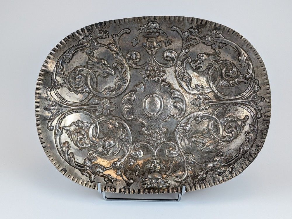 PLAT ovale en cuivre repoussé et ciselé à...