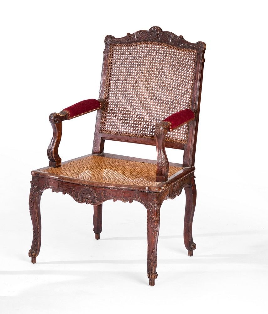 FAUTEUIL canné en bois mouluré et sculpté...