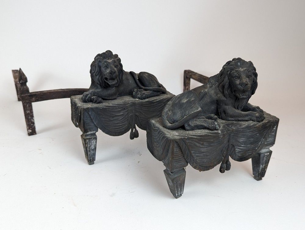 PAIRE DE CHENETS en fer forgé à décor de...