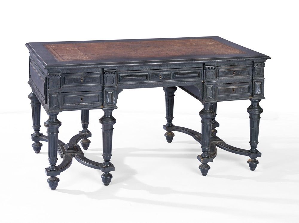 BUREAU TYPE MAZARIN en bois noirci mouluré...