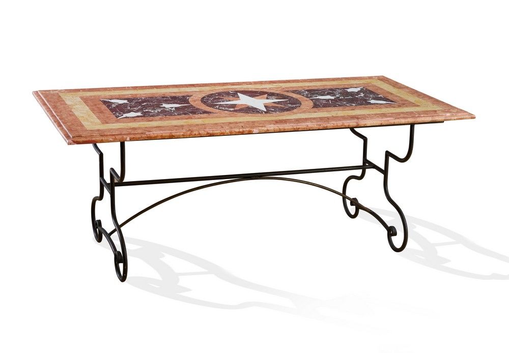 TABLE DE MILIEU à plateau en marqueterie...