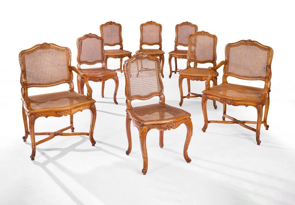 SUITE DE SIX CHAISES ET DEUX FAUTEUILS cannés...