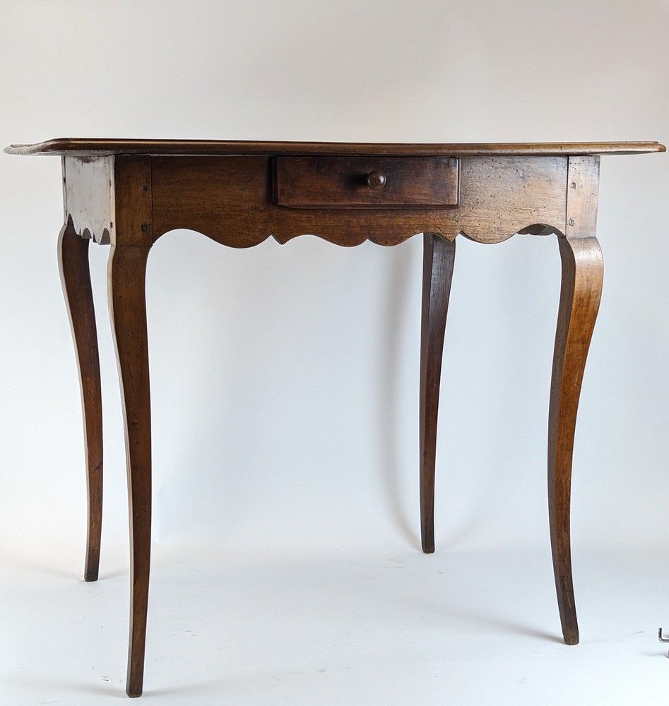 PETITE TABLE en noyer mouluré ouvrant par...