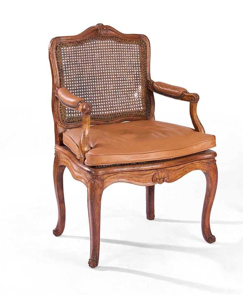 FAUTEUIL canné à dossier chantourné en bois...
