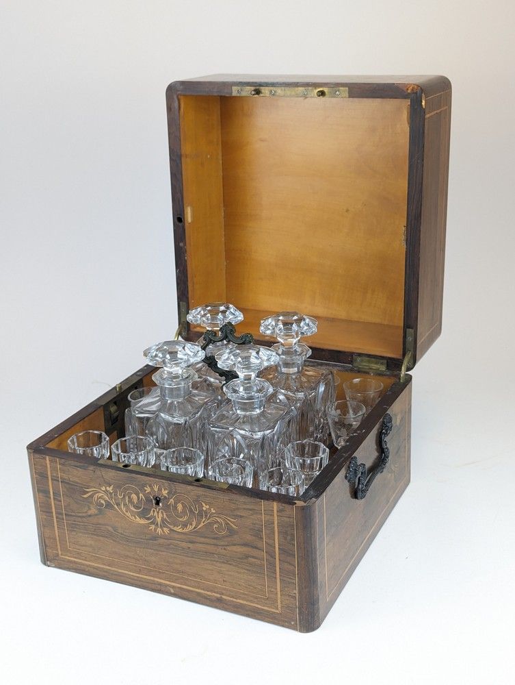 COFFRET A LIQUEUR en bois de placage à décor...