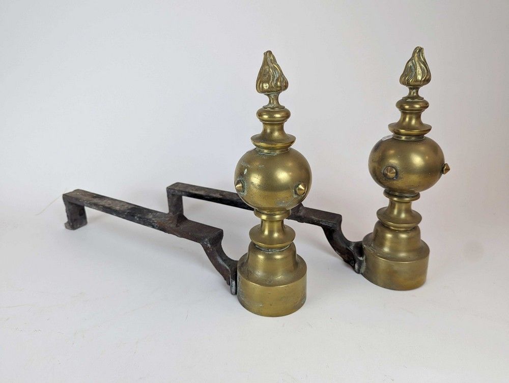 PAIRE DE CHENETS en bronze doré à forme de...