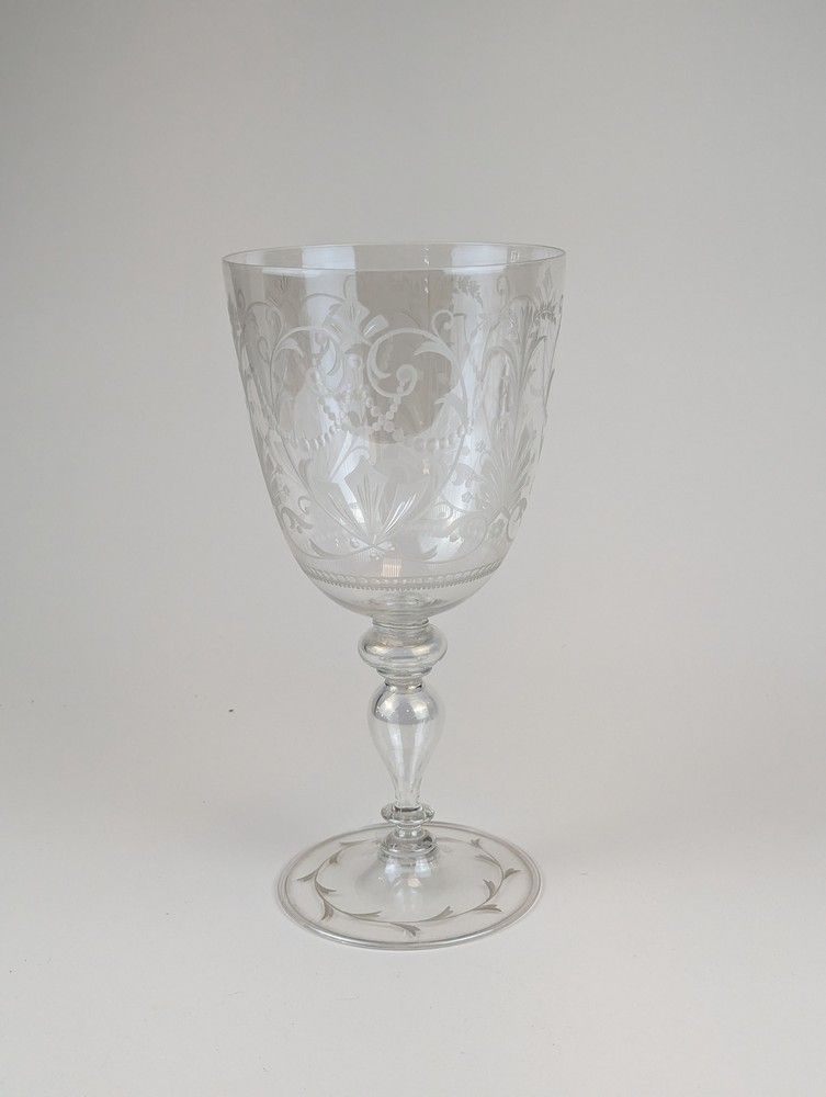 COUPE en verre soufflé à décor gravé à la...