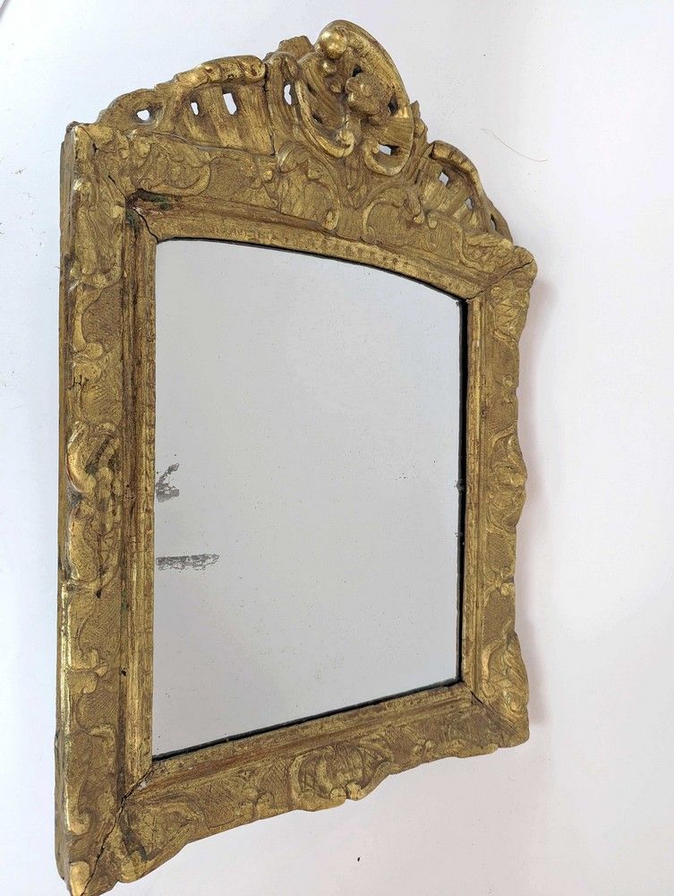 MIROIR rectangulaire en bois doré et sculpté,...